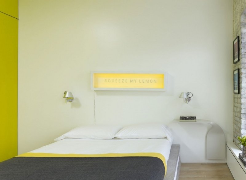 modern-sovrum-vägg-dekoration-belyst-designer-sängbord-gul-accenter