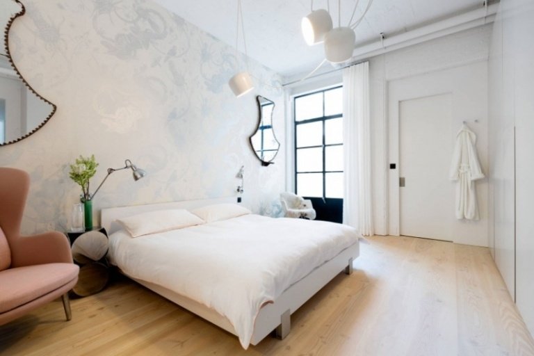 modern-sovrum-vägg-design-tapeter-blommig-vit-ljusblå-satin-blank