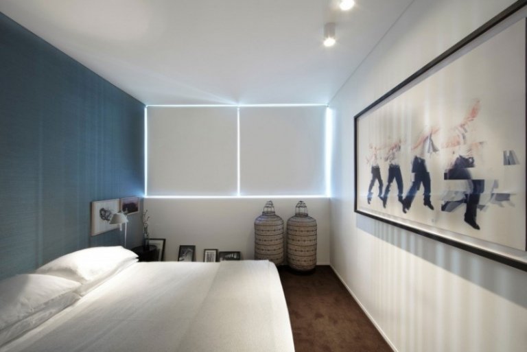 modern-sovrum-vägg-design-blå-grå-vägg-tapet-brun-matta