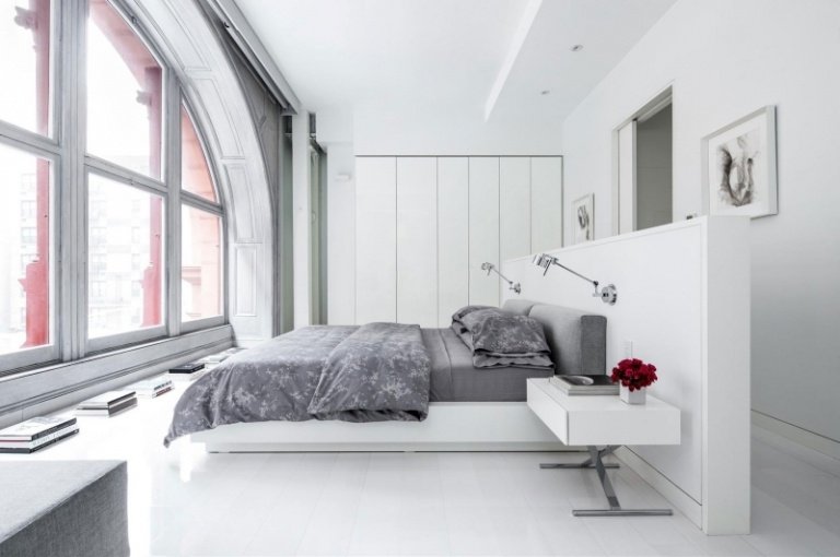 modernt-sovrum-rent-vitt-grått-sänglinne-franska-fönster