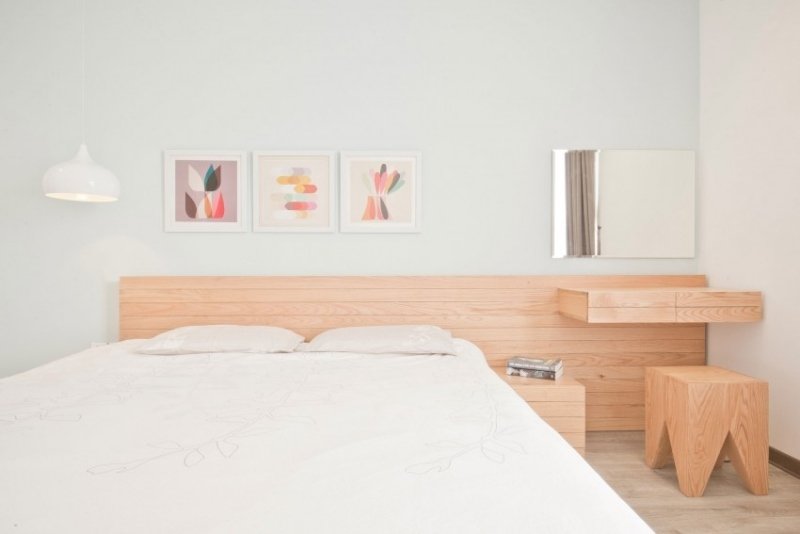 litet sovrum-mynta-vägg-trämöbler-skrivbord-pall