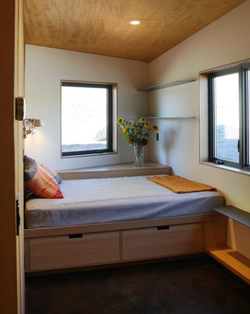 litet sovrum-trä-tak-säng-säng-låda-vägg-hyllor