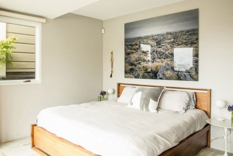 litet sovrum-grå-vit-vägg-färg-massivt trä-säng-glasmålning