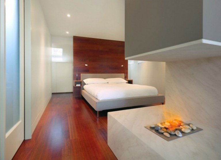 modern-sovrum-trä-golv-vägg-röd-ton-marmor-öppen spis