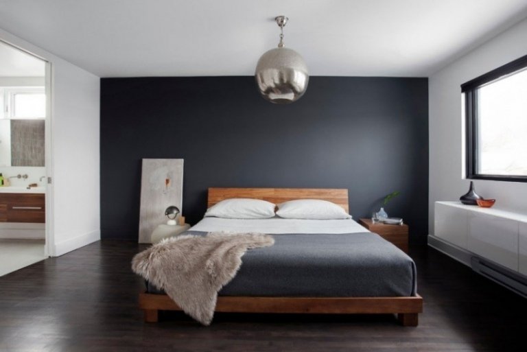 modernt sovrum-svart-accent-vägg-massivt trä-säng-metall-taklampa-vit-skänk