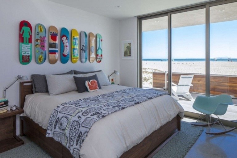 modern-sovrum-strand-hus-deco-skateboards-massivt trä säng