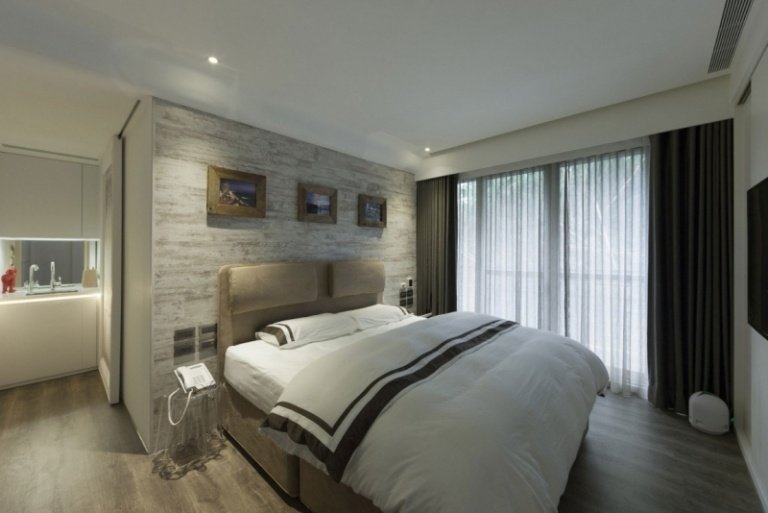modern-sovrum-väggbeklädnad-vit-trä-används-ser-beige-stoppad säng
