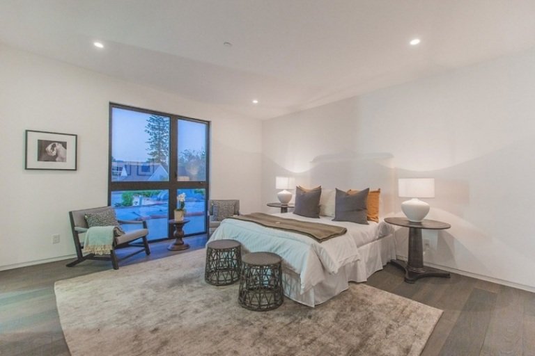 moderna sovrum-vit-målade-väggar-grå-brun-tå-möbler