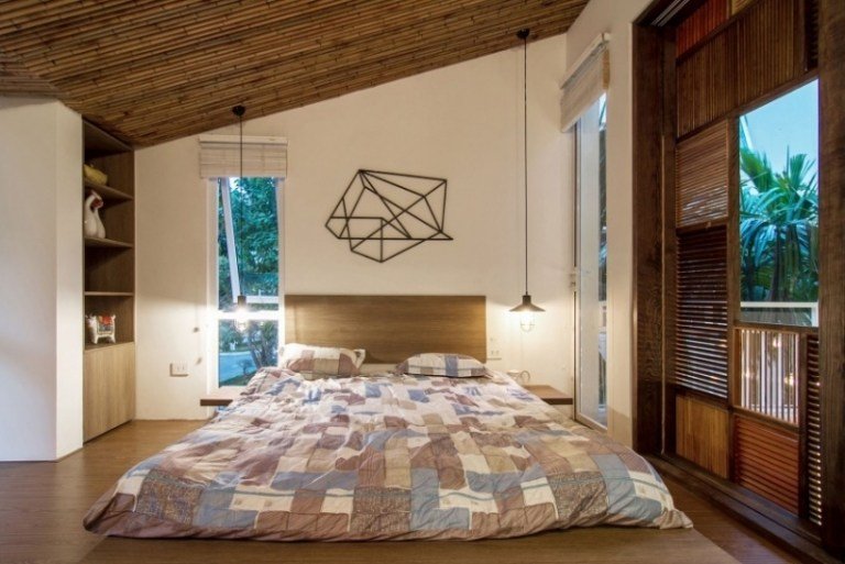 sovrum-loft-trä säng-hängande-lampor-industriell-stil-metall-vägg-konstverk