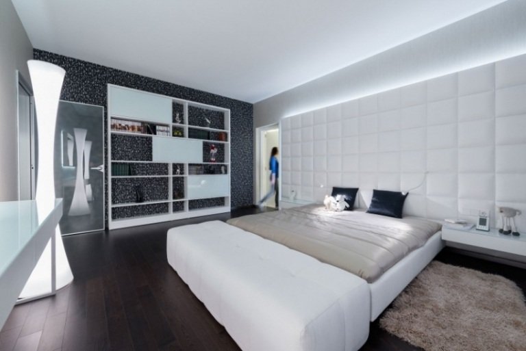 modernt sovrum vit-indirekt-led-väggbelysning-mörkt trägolv