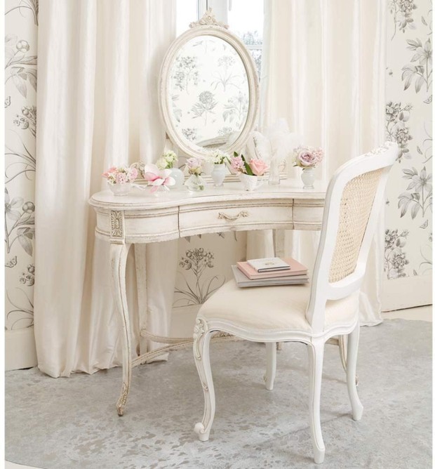 Toalettbord vit färg spegel vit stol gardiner draperier