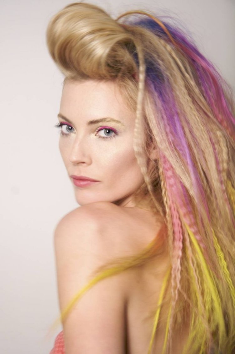80-talets frisyrer långt-blont-hår-krympande-färgat-straehnchen-rosa-gult