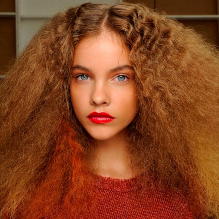 80-tal-frisyrer-extrem-volym-hår-krympande-retande-röd-vluse-läppstift
