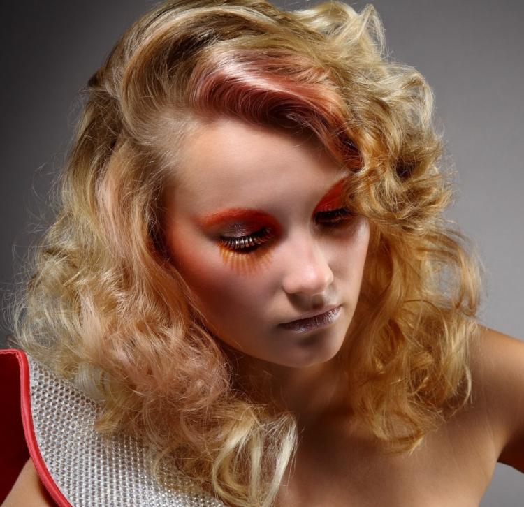 80-talets frisyrer vågiga-lockar-retro-straenchen-ornage-koppar-blont-hår