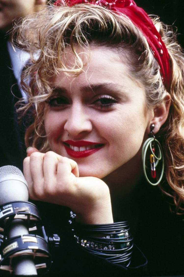 80-tal-frisyrer-hårband-pannband-örhängen-kostym-smycken-rött-läppstift-madonna