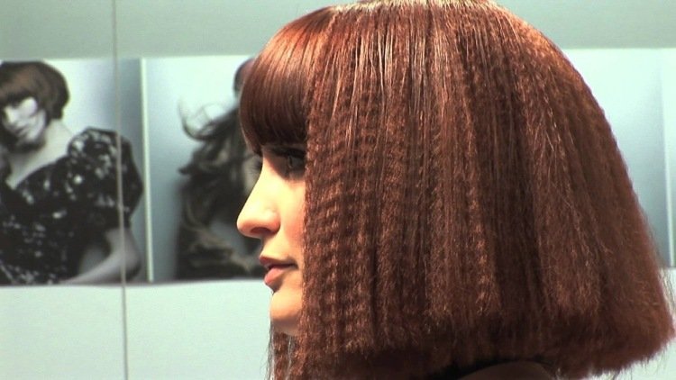 80-tal-frisyrer-hår-krympning-rödhårig-kvinna-lugg-haklängd