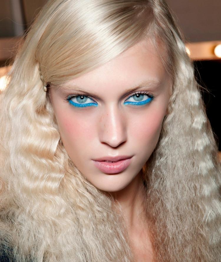 80-tal-frisyrer-långt-blont-hår-krympande-eyeliner-neonblått-turkos