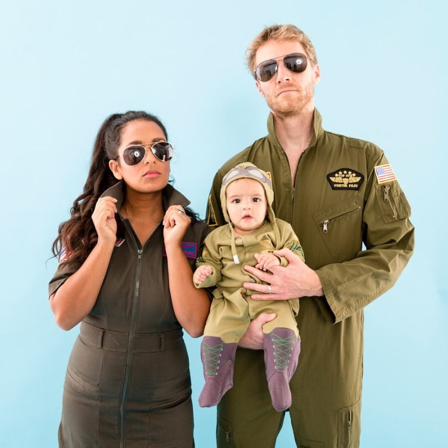 familj med barn i topppistoldräkt med overaller i militärgröna färger