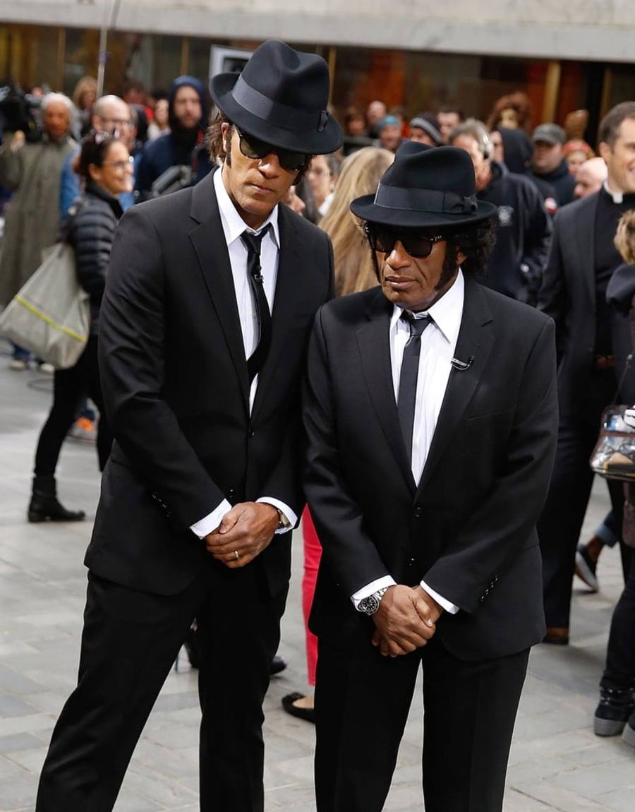 Blues Brothers -kostym som bärs av två eleganta män med svart solglasögon