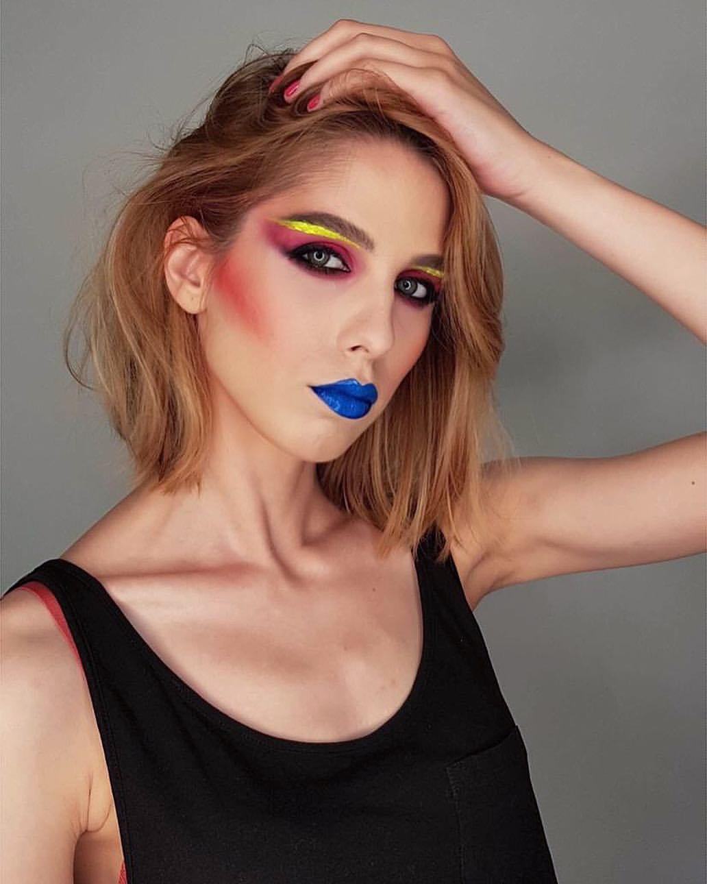 Punk makeup instruktioner kvinnor blå läppstift