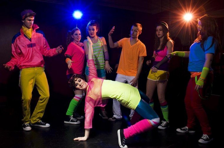 80-talstema-outfit-idéer-färgglada-design-rosa-net-topp-neon-gul-topp-leggings