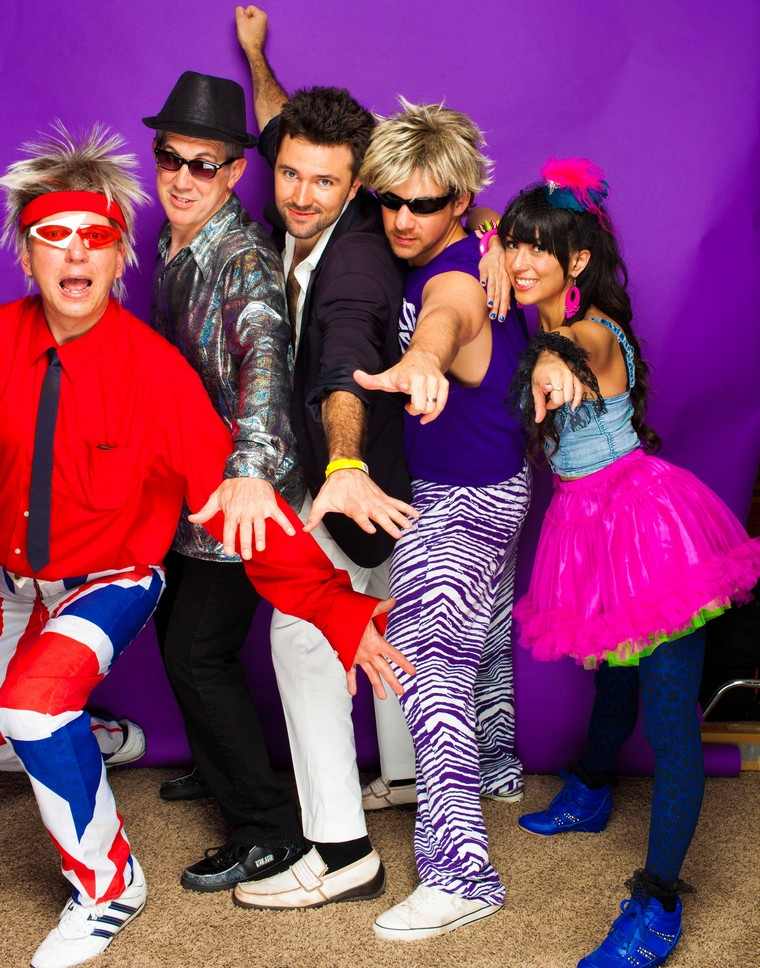 80-talstema-outfit-vid-kläder-herr-glasögon-skjorta-tutu-kjol