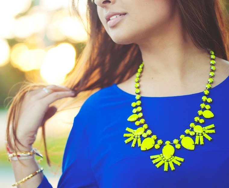 80 -talstema partyoutfit neonfärgat gult halsband