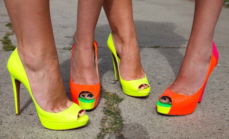 80-talstema fest-outfit-neon färg-pumps-orange-gul
