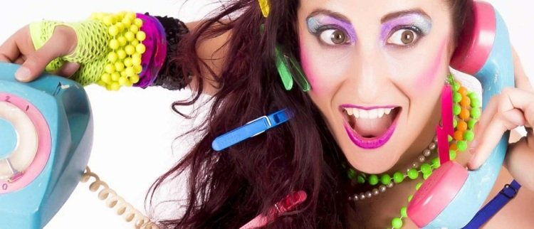 80-talstema outfit neon-färg-kedjor-pärlor-klädnypor-hår-tillbehör