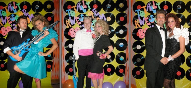 80-talstema-fest-outfit-boll-klänningar-kostym-puffärmar