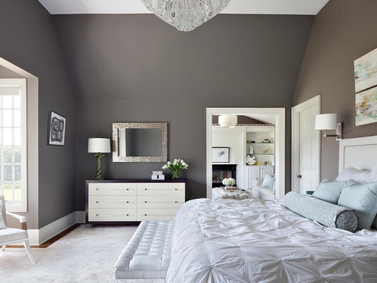 vägg-färg-vit-grå-idéer-sovrum-sluttande tak-vit-säng