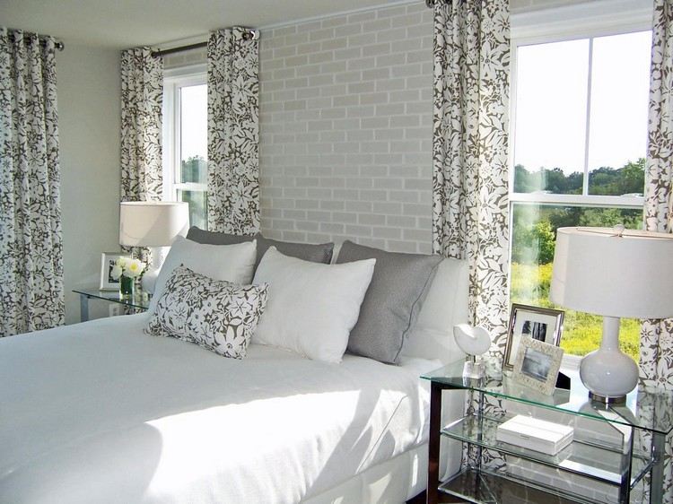 Väggfärg vit-grå-idéer sovrum-tapeter-tegel-optisk-gardin-blommönster