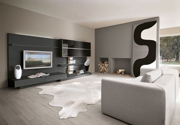 Vardagsrum-vägg-enhet-dekorativa-accenter-grå-svart-soffa