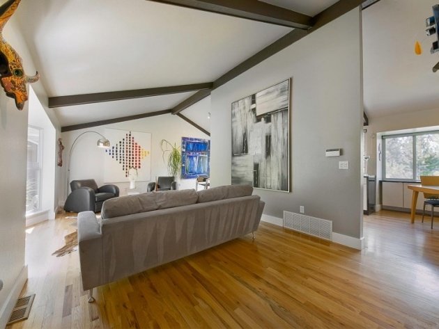 Väggdesign-deco-abstrakt-konst-laminat-golv-grå-soffa-vardagsrum