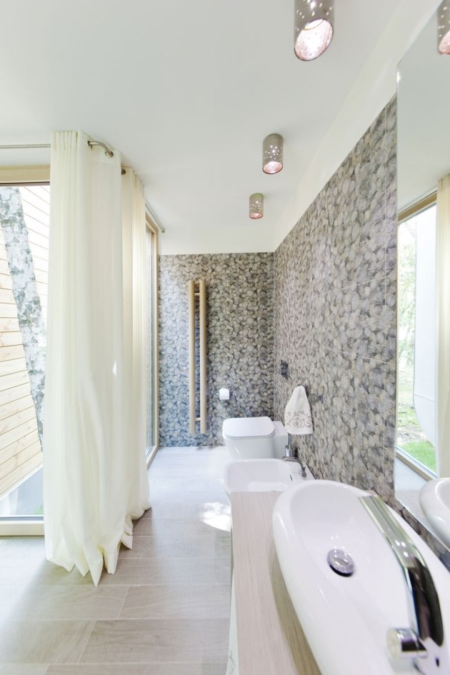väggplattor-badrum-mönster-grå-vit-duschdraperi-sekretessskärm