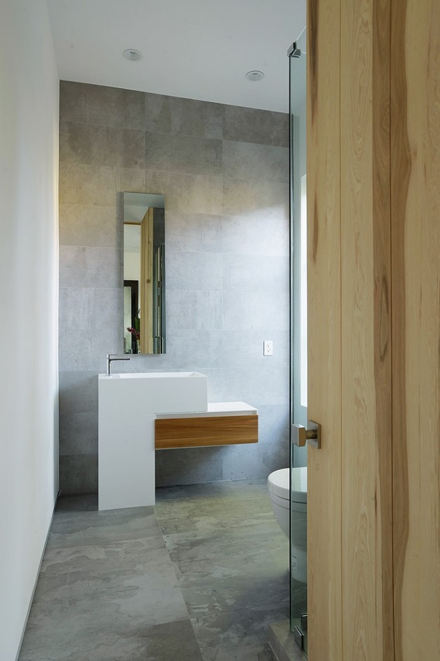 minimalistisk-badrum-design-idéer-vägg-grov-betong-kakel-handfat-trä