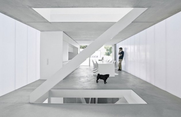 idéer-vägg-färg-vit-golv-tak-grå-exponerad betong-modern-hus-interiör-arkitektur