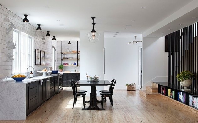 möbleringsidéer-kök-vardagsrum-rymligt-varmt-trä-golv-trappa-vägggrått