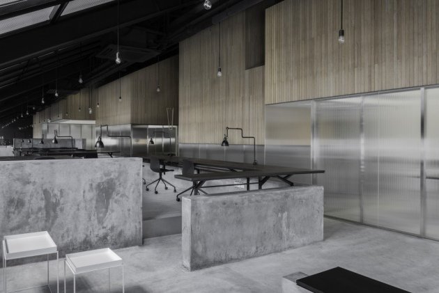 modern-kontorsbyggnad-inredning-design-grov-betong-vägg