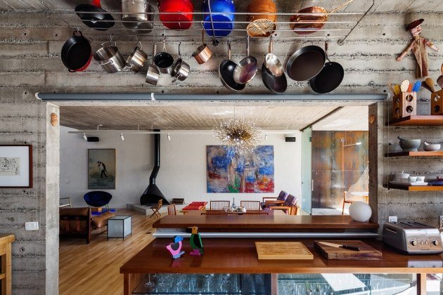 modern-lägenhet-loft-stil-väggar-grov-betong-kök-område-sittgrupp-färg accenter