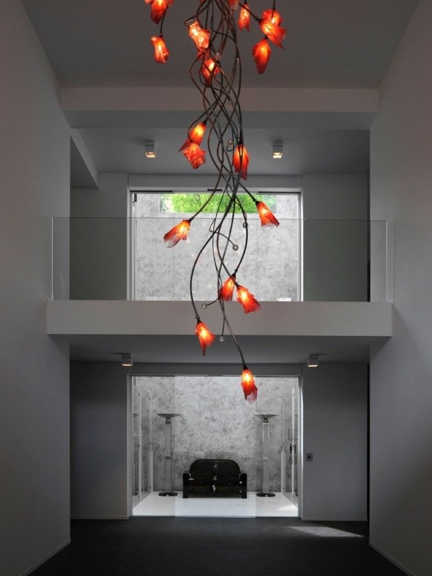 modernt hus-inredning-design-väggar-ljus-grå-målning-dekoration-hängande-lampor-orange
