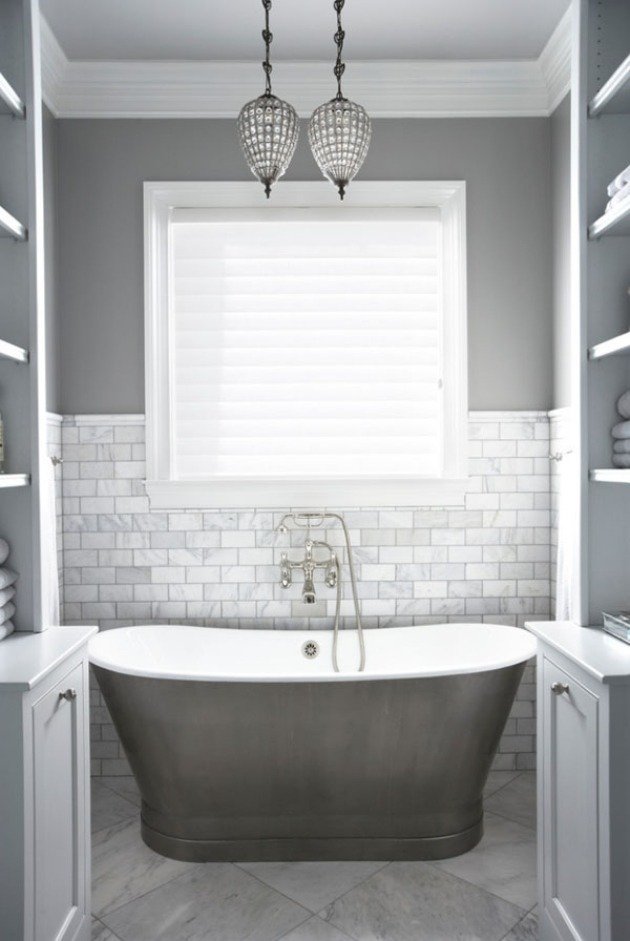 möblering-badrum-färg-design-grå-vita-kakel-marmor-look-badkar