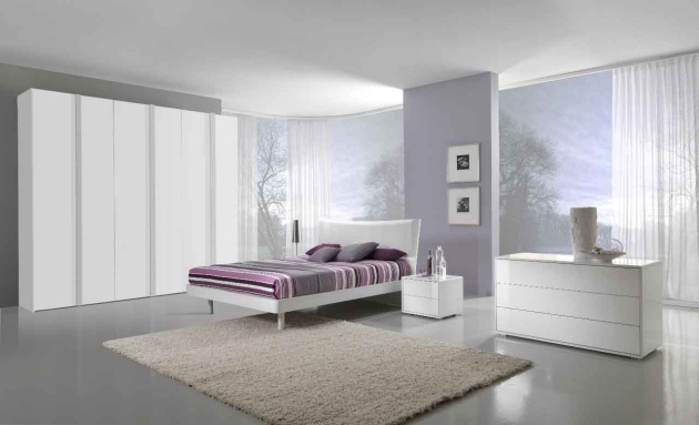 luftig-rymd-känsla-sovrum-färger-ljus-grå-vit-garderob
