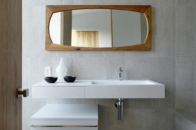 badrum-idéer-väggar-grov-betong-optik-trä-spegel-vit-diskbänk-minimalistisk