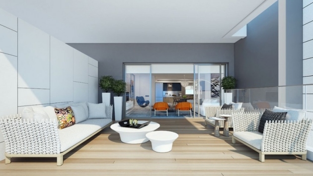 täckt-terrass-möblering-vägg-paneler-vit-grå-målade-innerväggar-möbler