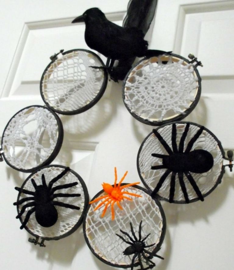 idéer höst dörr krans punkt vita cirklar spindlar halloween festival