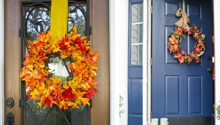 idéer höstdörrkransfärger romantik röd orange gula blad blå dörr