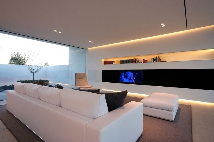 indirekt-LED-tak-belysning-vardagsrum-minimalistisk-vit-vägg-enhet
