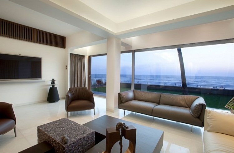indirekt-LED-tak-belysning-vardagsrum-panorama-fönster-vita golvplattor