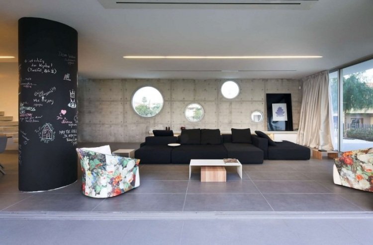 indirekt-LED-tak-belysning-vardagsrum-exponerad betong-vägg-tavla-färg-pelare